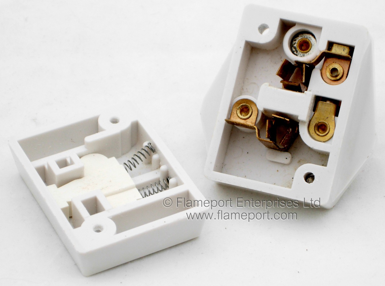 3 4 Plugs >> UDC white plastic shaver adaptor 3 4 Plugs >> UDC white plastic shaver adaptor